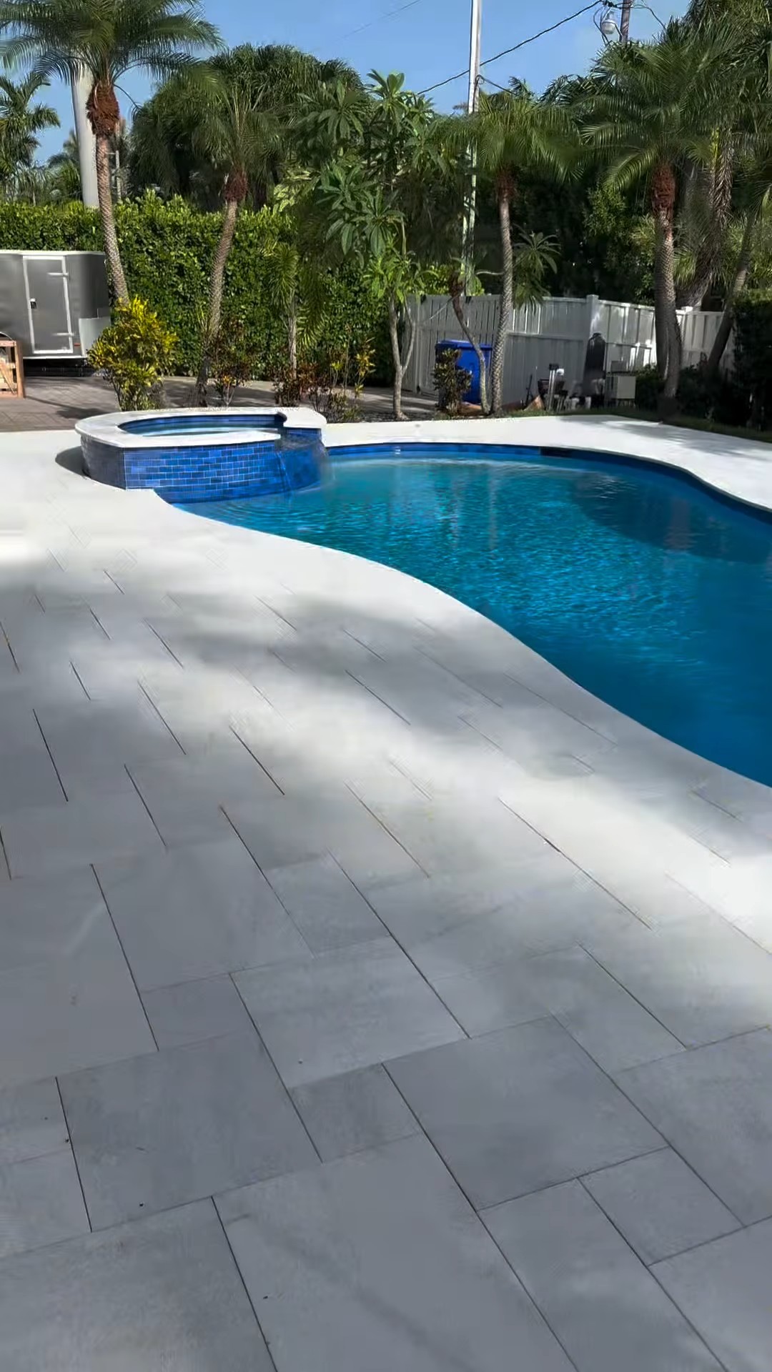 Freeform pool and spa in a Coral Springs, FL backyard